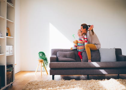 vrouw en kind in huis