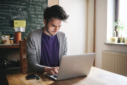 systeembeheerder checkt uurtarief