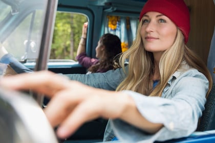 vrouw rijdt in auto