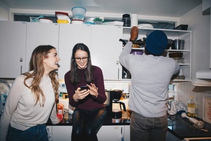 studenten in de keuken