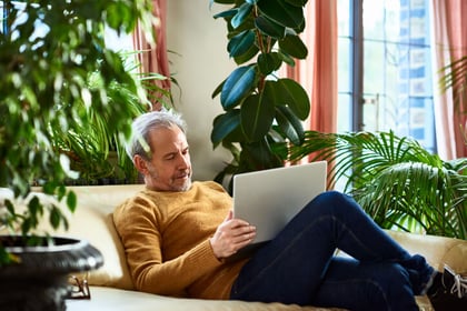 man achter laptop