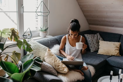vrouw online op laptop