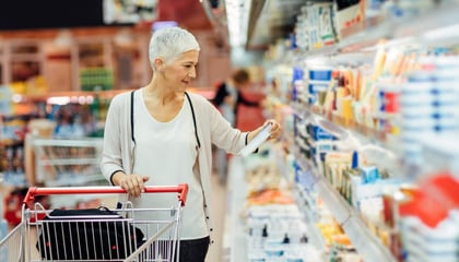 vrouw in de supermarkt